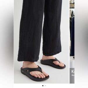 Oofos Gender Inclusive OOriginal Black Sandal; Women 7 / Men 5; Like new